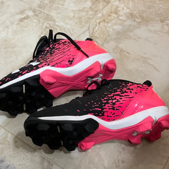 Youth Girls Under Armour size 2.5 softball cleats - Picture 3 of 5